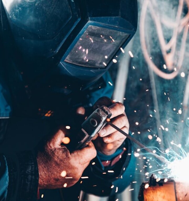 Person bei der Arbeit in einer Werkstatt