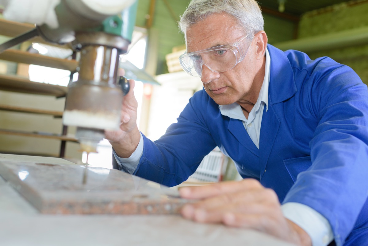 Facharbeiter bei der Arbeit an einer Werkzeugmaschine