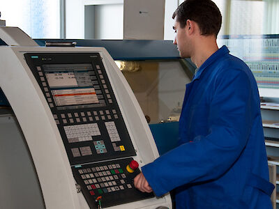 Bearbeitung an CNC Dreh-und Fräsmaschinen - Grundstufe
